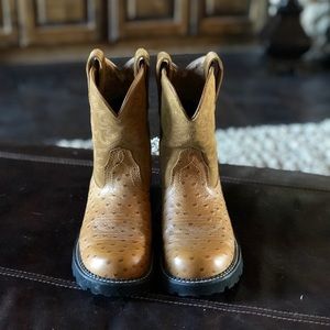 ARIAT FATBABY OSTRICH PRINT BOOTS. 8.5